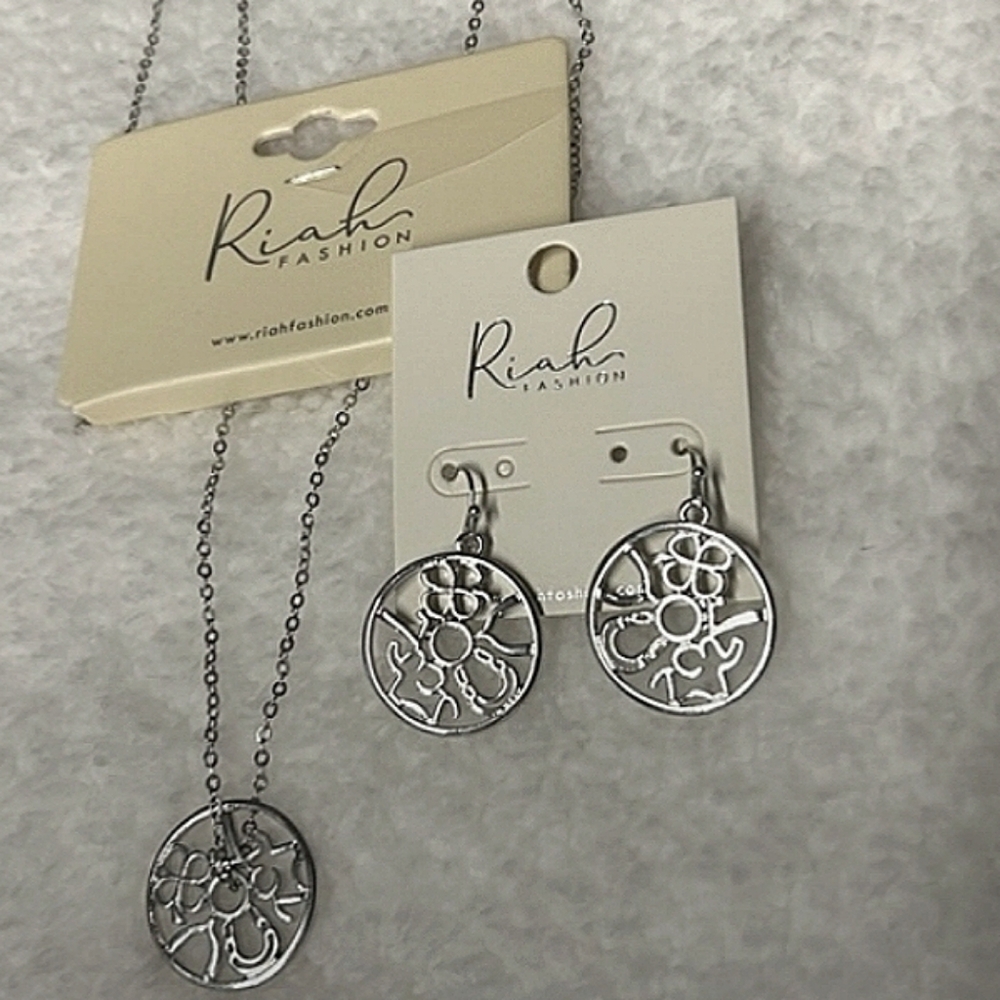 Clover lucky horseshoe pendant Necklace and Earrings Set Silver NEW in package